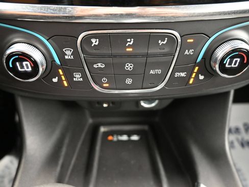 Used 2023 Chevrolet Traverse LT AWD/4WD image 16