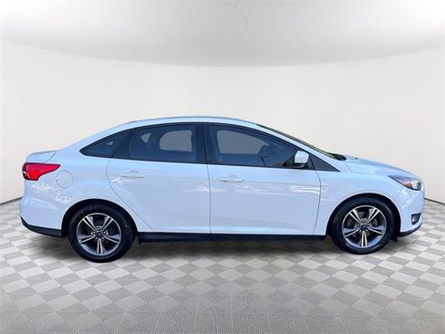 Used 2018 Ford Focus SE w/ SE Appearance Package image 4