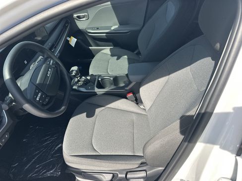 New 2025 Kia K4 LXS image 17