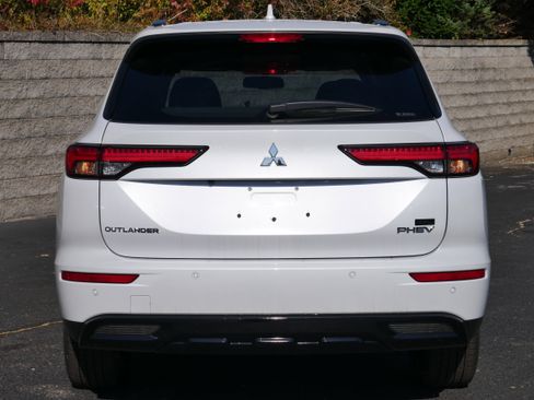New 2025 Mitsubishi Outlander image 5