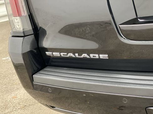 Used 2019 Cadillac Escalade Luxury image 10