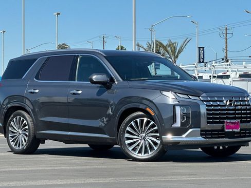 Used 2024 Hyundai Palisade Calligraphy FWD image 2