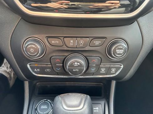 Used 2019 Jeep Cherokee Limited w/ Trailer Tow Group AWD/4WD image 9