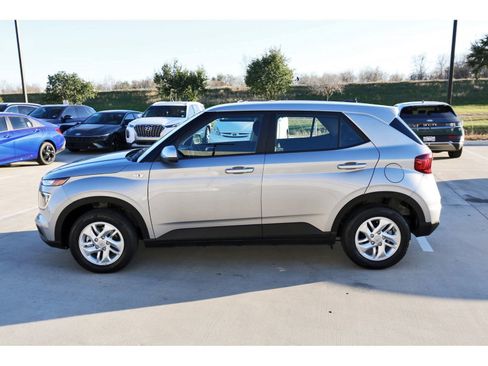 Certified 2025 Hyundai Venue SE image 6