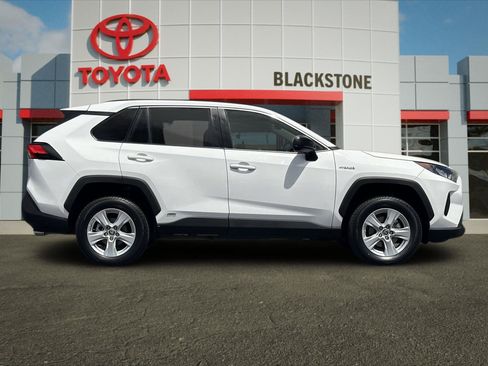 Certified 2021 Toyota RAV4 LE AWD/4WD image 2