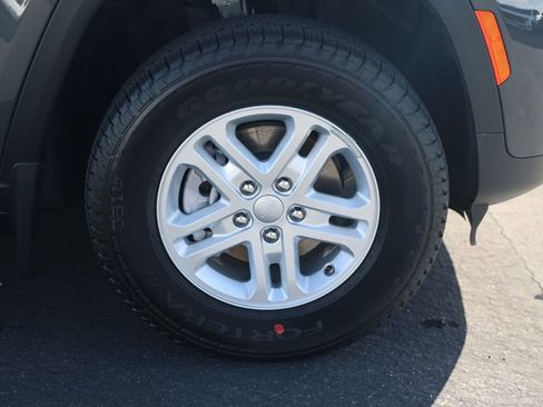 New 2025 Jeep Grand Cherokee Laredo w/ MOPAR Finishing Package image 8