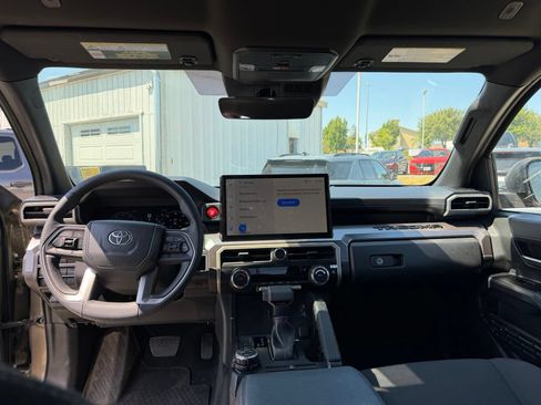 Used 2025 Toyota Tacoma TRD Off-Road AWD/4WD image 11