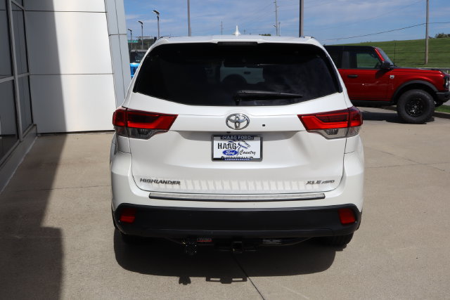 Used 2019 Toyota Highlander XLE AWD/4WD image 4