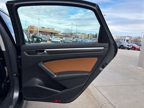 Used 2018 Volkswagen Passat 2.0T SEL Premium image 29