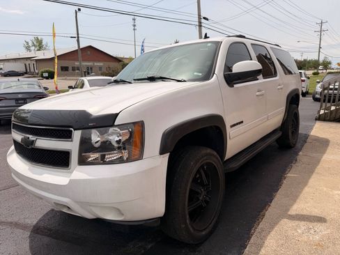 Used 2007 Chevrolet Suburban LT w/ LT Preferred Equipment Group AWD/4WD image 4