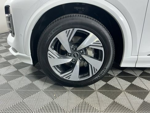 Used 2025 Audi Q6 e-tron Premium Plus w/ Premium Plus AWD/4WD image 6