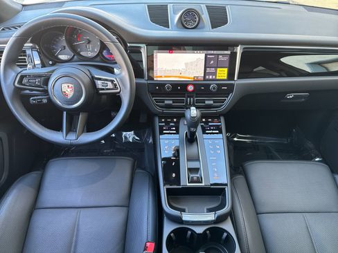 Certified 2025 Porsche Macan image 6