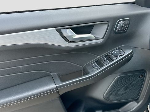 Certified 2025 Ford Escape Platinum w/ Premium Technology Package FWD image 18