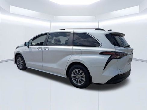 Used 2025 Toyota Sienna XLE w/ XLE Plus Package FWD image 6