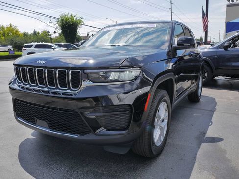 Used 2023 Jeep Grand Cherokee Laredo AWD/4WD image 3
