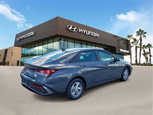 New 2025 Hyundai Elantra SE image 3