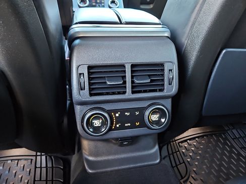 Used 2018 Land Rover Range Rover Velar R-Dynamic SE image 9