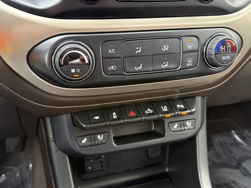 Used 2022 GMC Canyon Denali image 22