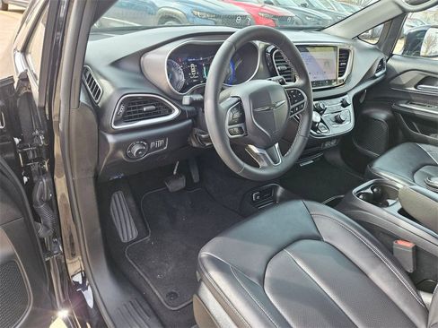 Used 2025 Chrysler Pacifica Select image 13