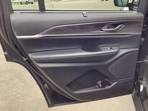 Used 2024 Jeep Grand Cherokee L Limited w/ Luxury Tech Group II image 27