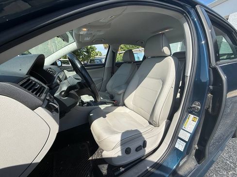 Used 2018 Volkswagen Passat 2.0T R-Line FWD image 3