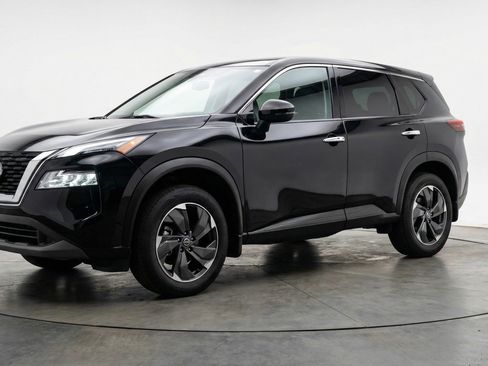 Used 2025 Nissan Rogue SV image 3