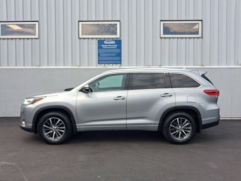 Used 2017 Toyota Highlander XLE w/ Carpet Mat Package AWD/4WD image 2