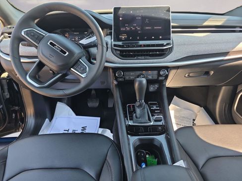 Used 2024 Jeep Compass Latitude image 10