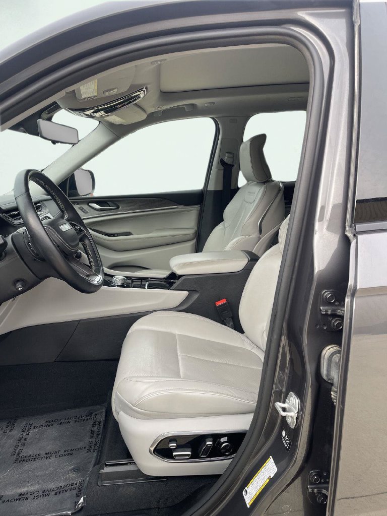 Used 2022 Jeep Grand Cherokee Overland w/ Luxury Tech Group IV AWD/4WD image 2