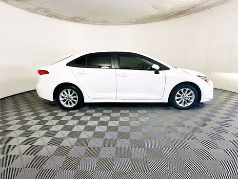 Used 2022 Toyota Corolla LE w/ LE Convenience Package FWD image 2