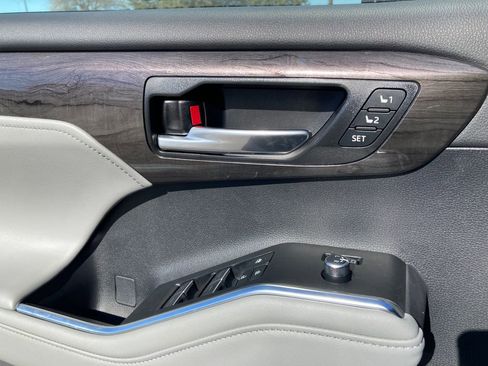 New 2026 Toyota Highlander Limited image 7