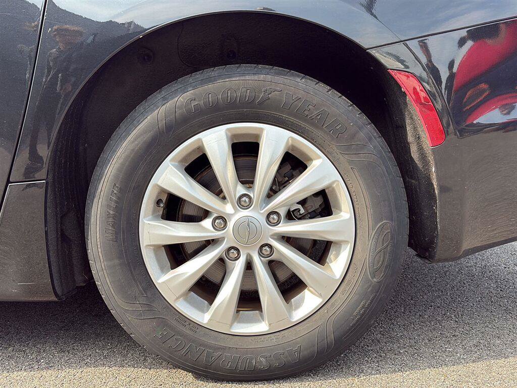 Used 2017 Chrysler Pacifica Touring-L FWD image 8