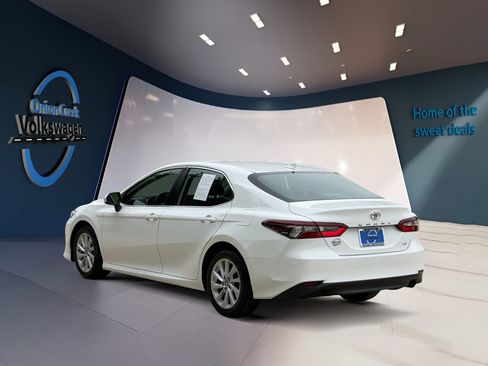 Used 2022 Toyota Camry LE FWD image 5