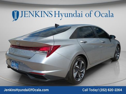 Used 2023 Hyundai Elantra SEL w/ Convenience Package image 3