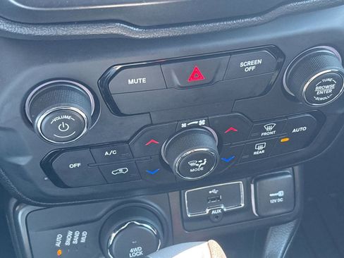 Used 2020 Jeep Renegade Latitude w/ Cold Weather Group AWD/4WD image 21