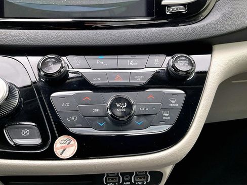 Certified 2024 Chrysler Pacifica Touring-L image 17