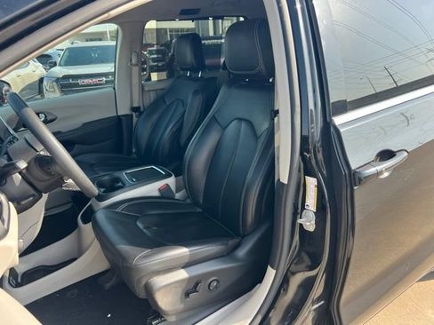 Used 2023 Chrysler Pacifica Touring-L FWD image 6