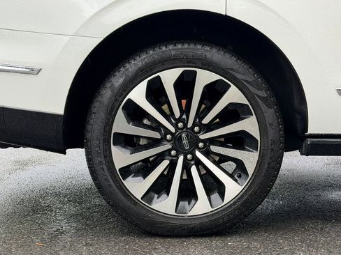 Certified 2024 Lincoln Navigator Reserve AWD/4WD image 9