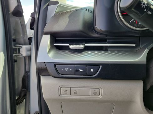 Used 2022 Kia Carnival LX image 20