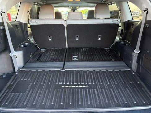 Used 2022 Toyota Highlander XLE AWD/4WD image 43