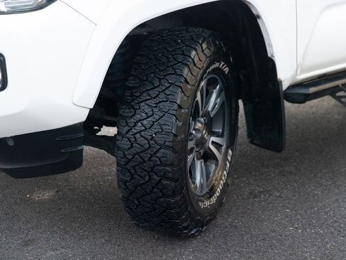 Used 2017 Toyota Tacoma TRD Sport image 8