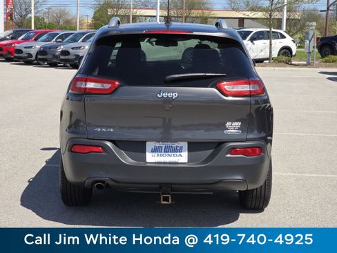 Used 2018 Jeep Cherokee Latitude Plus w/ Comfort/Convenience Group AWD/4WD image 16