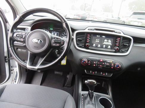 Used 2017 Kia Sorento LX w/ LX Convenience Package image 23