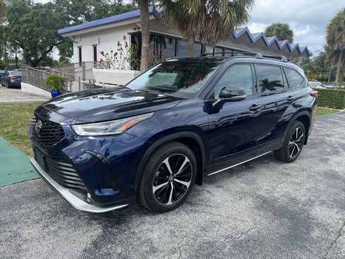 Used 2022 Toyota Highlander XSE AWD/4WD image 2