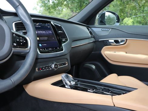 Used 2023 Volvo XC90 T8 Ultimate image 12