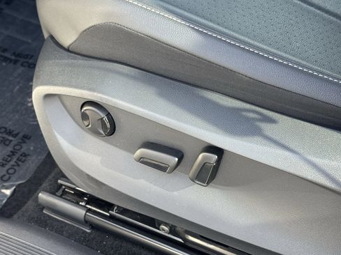 Used 2023 Volkswagen Tiguan SE w/ Panoramic Sunroof Package image 17