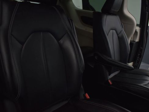 Used 2024 Chrysler Pacifica Limited FWD image 24