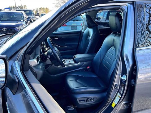 Certified 2021 Toyota Highlander XLE image 9