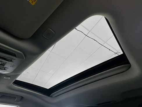 Used 2023 Toyota Highlander XLE image 25