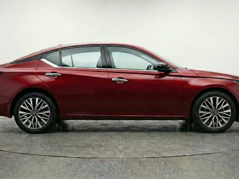 Used 2025 Nissan Altima 2.5 SV image 11